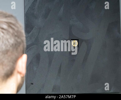 Brentwood Essex, UK. 18 Oct, 2019. Exposition d'oeuvres d'art à la galerie Penny Black, Brentwood Essex par quartier accent britannique qui sont Sharon Gale et Jason Gale, un duo d'artistes s'intéressent à l'argot et lettrage vernaculaire duo sont devenus connus pour leur n° pennydrops, pré-peinte à la virgule sous parfois laissés sur les rues Crédit : Ian Davidson/Alamy Live News Banque D'Images