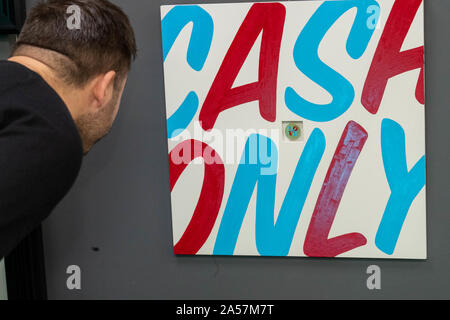 Brentwood Essex, UK. 18 Oct, 2019. Exposition d'oeuvres d'art à la galerie Penny Black, Brentwood Essex par quartier accent britannique qui sont Sharon Gale et Jason Gale, un duo d'artistes s'intéressent à l'argot et lettrage vernaculaire duo sont devenus connus pour leur n° pennydrops, pré-peinte à la virgule sous parfois laissés sur les rues Crédit : Ian Davidson/Alamy Live News Banque D'Images