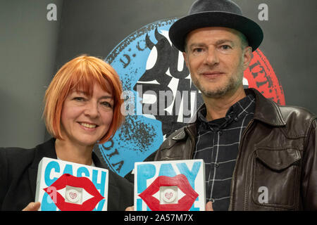 Brentwood Essex, UK. 18 Oct, 2019. Exposition d'oeuvres d'art à la galerie Penny Black, Brentwood Essex par quartier accent britannique qui sont Sharon Gale (à gauche)et Jason Gale, (à droite) un duo d'artistes s'intéressent à l'argot et lettrage vernaculaire duo sont devenus connus pour leur n° pennydrops, pré-peinte à la virgule sous parfois laissés sur les rues Crédit : Ian Davidson/Alamy Live News Banque D'Images