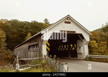 West Dummerston entouré par le pont couvert de feuillage d'Automne dans le New England ville de Dummerston, Vermont Banque D'Images