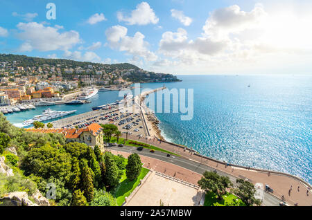 Vue du haut de la colline du château donnant sur la mer Méditerranée, la promenade et le vieux port et le port sur la côte d'Azur, à Nice. Banque D'Images