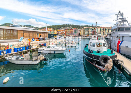 Un assortiment de bateaux et motomarines dans le vieux port de Port Lympia dans la ville de Nice France, sur la mer Méditerranée sur la côte d'Azur. Banque D'Images