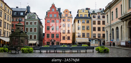 Bancs à une petite place publique, Stortorget, Gamla Stan, Stockholm, Suède Banque D'Images