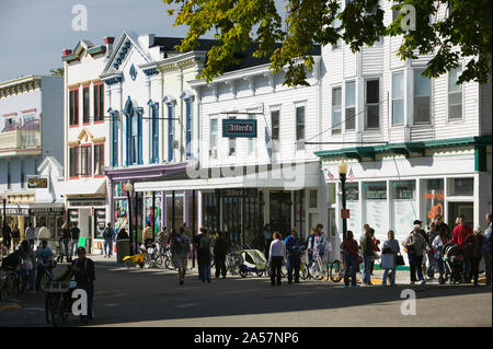 Les touristes dans une rue, l'île Mackinac, Mackinac Comté (Michigan), États-Unis Banque D'Images