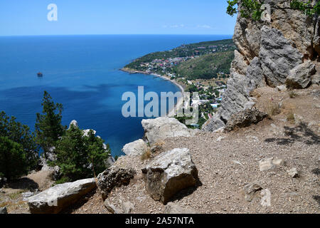 Vue sur la ville de Simeiz depuis le mont Koshka en Crimée Banque D'Images