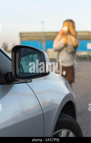 Femme ne fait pas attention à la circulation parce qu'elle est au téléphone. Banque D'Images