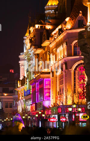 Au début du xxe siècle, les bâtiments de style russe Daoliqu salon lit up at night, Zhongyang Dajie, Harbin, Heilungkiang Province, China Banque D'Images