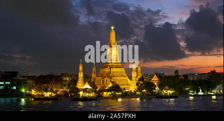 Temple bouddhiste allumé jusqu'à l'aube, le Wat Arun, Chao Phraya, Bangkok, Thaïlande Banque D'Images