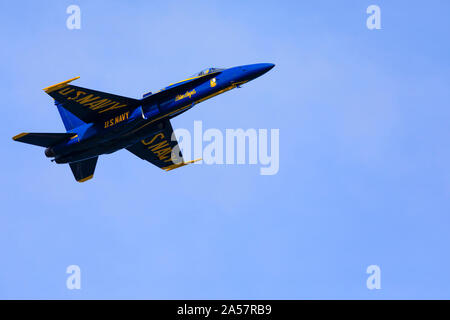 Les chasseurs Boeing McDonnell Douglas F/A-18 de l'escadron de démonstration de vol de l'United States Navy, les Blue Angels, se produisent au-dessus de la baie de San Francisco Banque D'Images