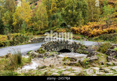 Ashness Bridge sur la route de Watendlath à partir de Borrowdale dans le Lake District National Park Cumbria. Le pont est un vieux pont d'emballage. Banque D'Images