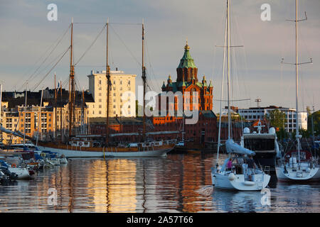 La Cathédrale Orthodoxe Uspenski et marina de l'île de Katajanokka, à la brunante, Helsinki, Finlande Banque D'Images