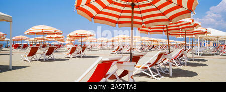 Des chaises longues et des parasols sur la plage de Viareggio, Toscane, Italie Banque D'Images