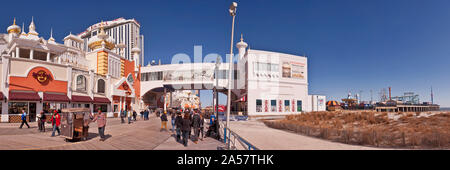 Ancienne et de la nouvelle jetée en acier avec le Trump Taj Mahal le long de la promenade, Atlantic City, New Jersey, USA Banque D'Images