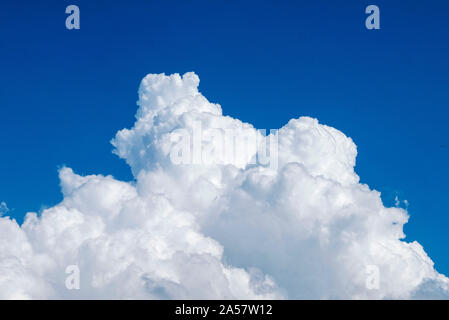 Blanc duveteux Cumulonimbus contre un ciel bleu, Paphos, Chypre. Banque D'Images