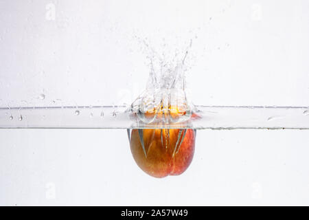 Un contexte de formation de bulles dans l'eau bleu après apple sont supprimées. Banque D'Images