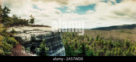 Arbres et rochers sur les nez de Gertrude, parc d'état de Minnewaska, montagnes Catskill, New York State, USA Banque D'Images