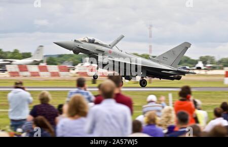 Armée de l'air italienne F-2000un typhon de chasse à l'atterrissage à l'Royal International Air Tattoo 2019 c'est le déploiement du panneau de frein à air Banque D'Images