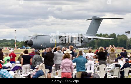 Défense et espace d'Airbus A400M Atlas des avions de transport militaires qui décolle de l'Royal International Air Tattoo 2019 Banque D'Images