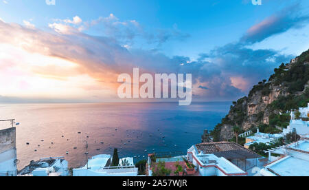 Les bâtiments au bord de l'eau, Positano, Amalfi Coast, Province de Salerne, Campanie, Italie Banque D'Images