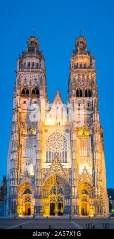 Façade d'une cathédrale, la Cathédrale Saint Gatien, Tours, Indre-et-Loire, France Banque D'Images