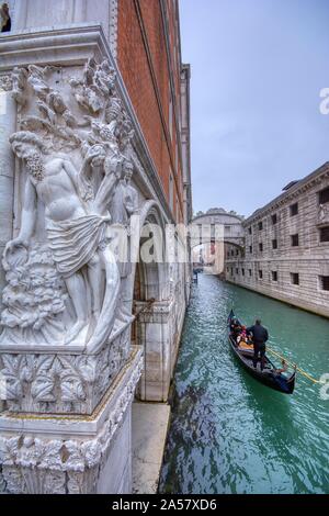 Venise, Italie - 15 octobre 2019 : Gondola avec touristes navigue sur vieux canal médiéval sous le Pont des Soupirs, Venise, Italie. Monument historique célèbre o Banque D'Images