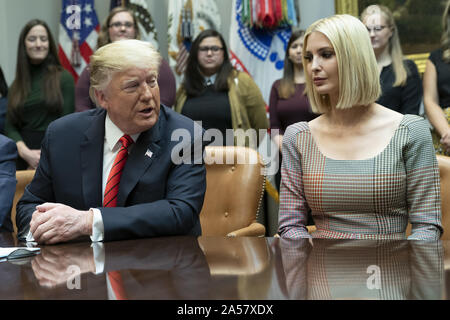 Washington, United States. 18 Oct, 2019. Le président Donald Trump, accompagné par sa fille et conseillère Ivaka Trump, parle d'une conférence téléphonique avec les astronautes de la NASA Jessica Meir et Christina Koch après avoir effectué la première sortie dans l'espace réservé aux femmes à l'extérieur de la Station spatiale internationale, à la Maison Blanche à Washington, DC le vendredi, Octobre 18, 2019. Piscine photo de Chris Kleponis/UPI UPI : Crédit/Alamy Live News Banque D'Images