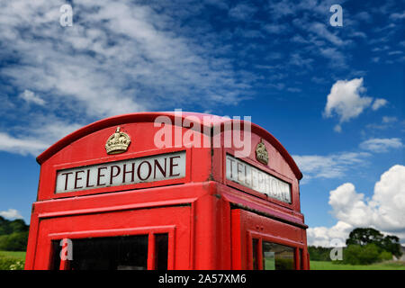 Haut de la cabine téléphonique rouge dans la campagne anglaise à Bolton Abbey en Angleterre Nord Yorkshire Wharfedale Banque D'Images