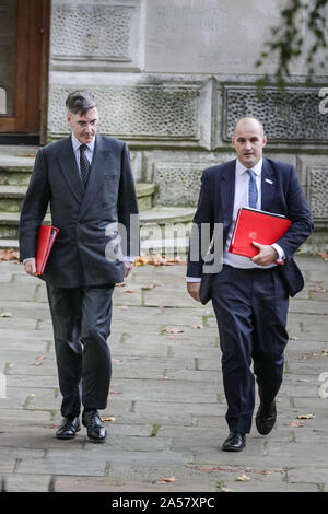 Westminster, London, UK. 18 Oct, 2019. Jacob Rees-Mogg, chef de la Chambre des communes, avec Jake Berry, MP, Ministre d'État, Ministre de l'administration centrale et locale. Assister à la réunion du Cabinet des ministres à Downing Street, Westminster, London, UK Crédit : Imageplotter/Alamy Live News Banque D'Images