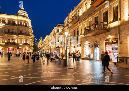 Nizami Nizami Street (kucəsi), une grande zone piétonne et rue commerçante dans le centre-ville de Bakou, nommé d'après le poète Nizami Ganjavi classique. L'Azerbaïdjan Banque D'Images