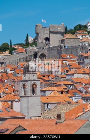 Croatie : Les Murs de Dubrovnik avec vue sur la Tour Minceta du bord de mur. C'est le point le plus important dans le système défensif vers la terre Banque D'Images