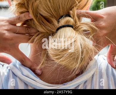 Jeune femme a la douleur au cou Banque D'Images