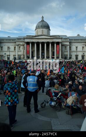 Les foules se rassemblent à l'extinction des manifestations de rébellion à Trafalgar Square à Londres, pour protester contre l'action pour le climat à prendre pour prévenir le changement climatique. Banque D'Images