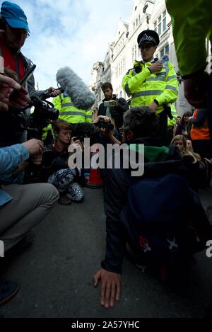 Un membre du groupe de protestation climatique (rébellion) Extinction obtenir interviewé par les médias à des manifestations à Trafalgar Square à Londres, la police surround. Banque D'Images