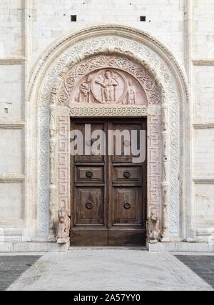 Portail principal de style roman, la cathédrale San Rufino, Assise, Pérouse, Ombrie, Italie Banque D'Images