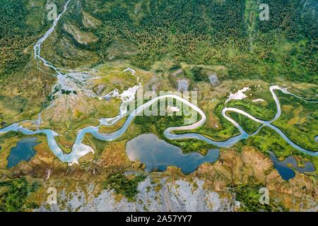 Vue aérienne paysage rivière sinueuse, dans la vallée près de Rapa Kebnekaise, Sarek National Park, Norrbottens lan, Suède Banque D'Images