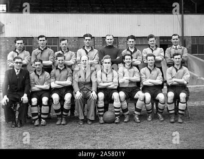 L'équipe de Wolverhampton Wanderers football 1949 avec Stan Cullis et Billy Wright. Loi LtoR Crook, Bill Shorthouse, Alf Crook, Laurie Kelly, Bert Williams, Roy Pritchard, Terry Springthorpe, Joe Gardiner. Front Row J, Howley (secrétaire), Johnny Hancocks, Sammy Smyth, Stan Cullis, Billy Wright, Jesse Pye, Jimmy Dunn, Jimmy Mullen Banque D'Images