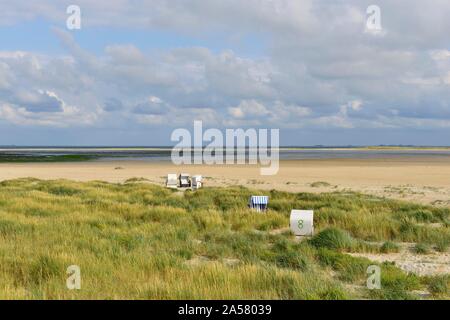 Chaises de plage dans le sable de l'Kniephaken Wittdun,, Amrum, au nord de l'île de la Frise, Frise du Nord, Schleswig-Holstein, Allemagne Banque D'Images