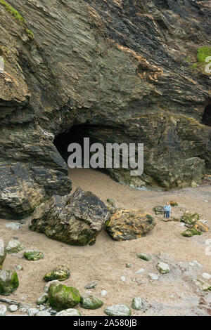 Entrée de 'Merlin's Cave' sur la plage ci-dessous château de Tintagel. Cornwall, Angleterre Banque D'Images