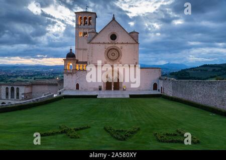 La basilique de San Francesco, crépuscule, l'église supérieure, assise, Ombrie, Italie, site du patrimoine mondial de l'UNESCO Banque D'Images