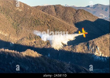 L'italien la lutte contre l'incendie type d'avion Canadair CL-415 en action, Corpo Nazionale dei Vigili del Fuoco, Monte Chiusarella, Varèse, Lombardie, Italie Banque D'Images