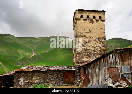 Tour de défense médiévale au village de montagne d'Ushguli avec le pic Shkhara (5068 m) en arrière-plan. Site du patrimoine mondial de l'UNESCO. La région de Svan Banque D'Images