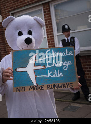 Uxbridge Magistrates' Court, London, UK. 19 août, 2015. Environ 30 manifestants anti-extension de l'aéroport et admirateurs, certains déguisés en ours polaires Banque D'Images