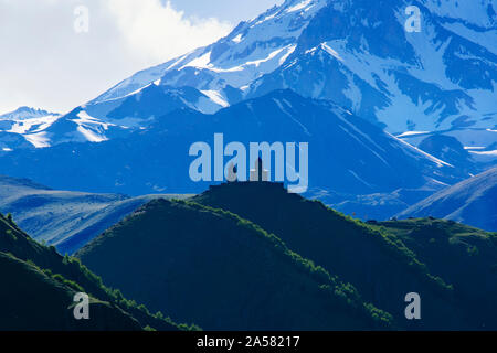 Le mont Kazbek (5047m), le troisième plus haut sommet de la Géorgie, avec l'église de trinité Gergeti sur ses pentes. Khevi-Kazbegi région. La Géorgie Banque D'Images