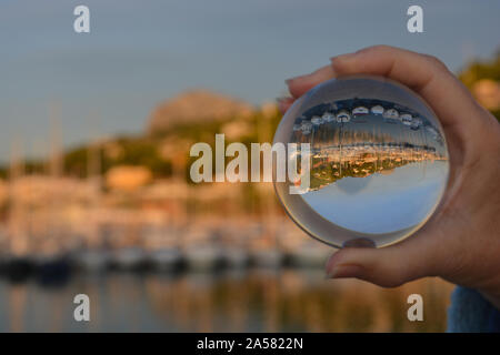 Grâce à la boule de cristal pour port de Jávea et de la montagne Montgo, sur la Costa Blanca, Espagne. La réfraction créative la photographie. Concept, vacances de rêve Banque D'Images