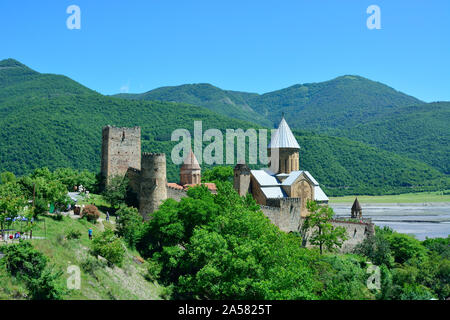 Château Ananuri datant du 13e siècle, sur la rivière Aragvi. La Géorgie, Caucase Banque D'Images