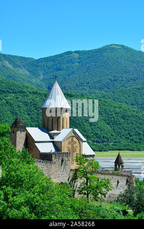 Château Ananuri datant du 13e siècle, sur la rivière Aragvi. La Géorgie, Caucase Banque D'Images