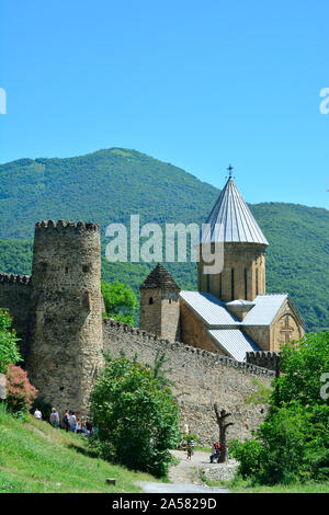 Château Ananuri datant du 13e siècle, sur la rivière Aragvi. La Géorgie, Caucase Banque D'Images