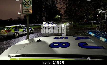 Glasgow, Ecosse, Royaume-Uni. 18 Oct, 2019. Keale avenue à Knightswood. Un homme est tombé du 12e étage ce soir et la police bouclé la route. Credit : Gérard ferry/Alamy Live News Banque D'Images