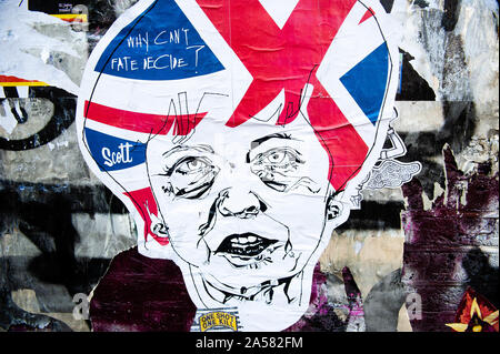 Londres, Royaume-Uni. 18 Oct, 2019. Un autocollant de Theresa May est vu sur un mur.Comme le Brexit date limite à l'horizon, les peintures murales et collez-bonus apparaissent sur les rues de Londres. Brick Lane, dans l'East End londonien, est un des endroits les plus populaires pour trouver toutes sortes d'art autour du Brexit. Aussi dans le célèbre quartier de Shoreditch, les touristes à pied et prendre des photos autour de cet art de rue politique Crédit : Ana Fernandez/SOPA Images/ZUMA/Alamy Fil Live News Banque D'Images