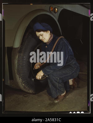 Les travailleurs de la production de guerre à l'Heil Société remorque l'essence des réservoirs pour l'US Army Air Corps., Milwaukee, Wisconsin. Mme Angeline Kwint, 45 ans, un ex-femme au foyer, contrôle les pneus de remorques. Son mari et son fils sont dans l'Armée américaine Banque D'Images